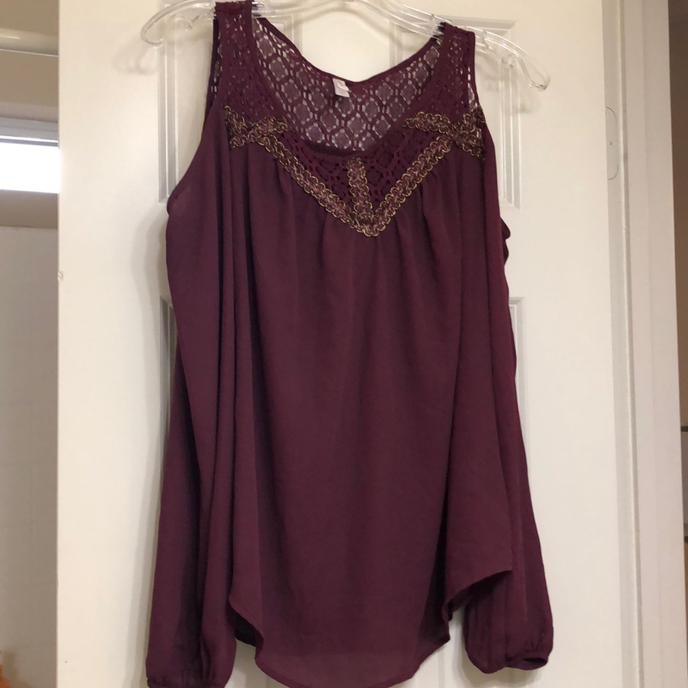 Maroon cutout sleeve shirt
